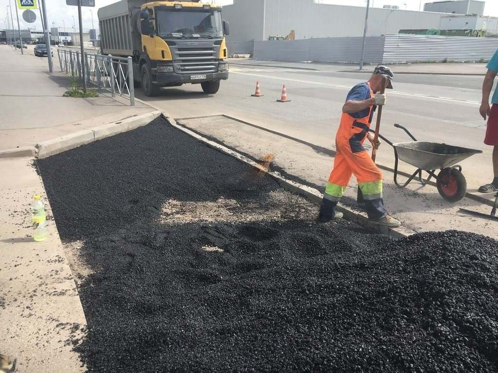 процесс ремонта асфальта