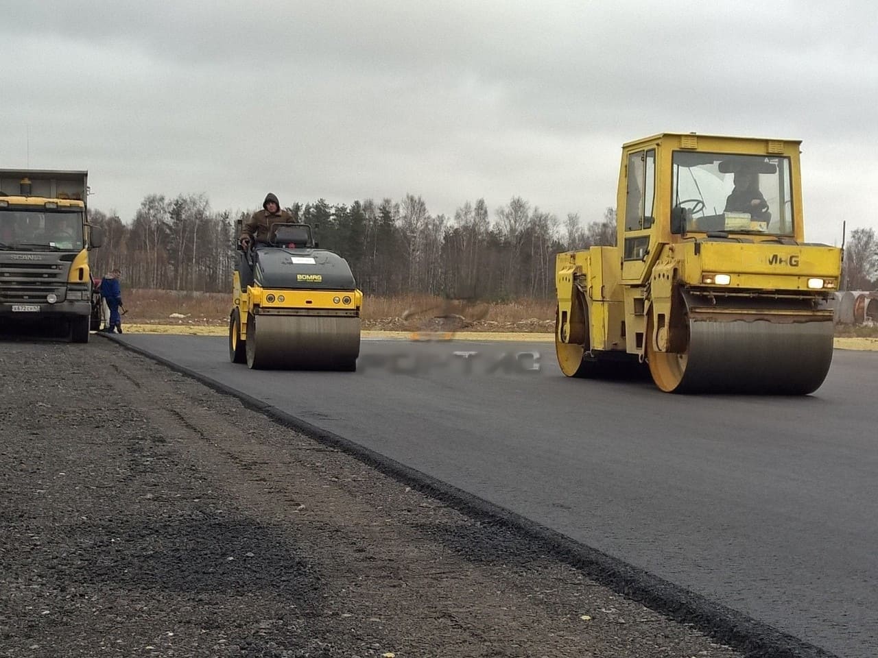 процесс асфальтирования территории